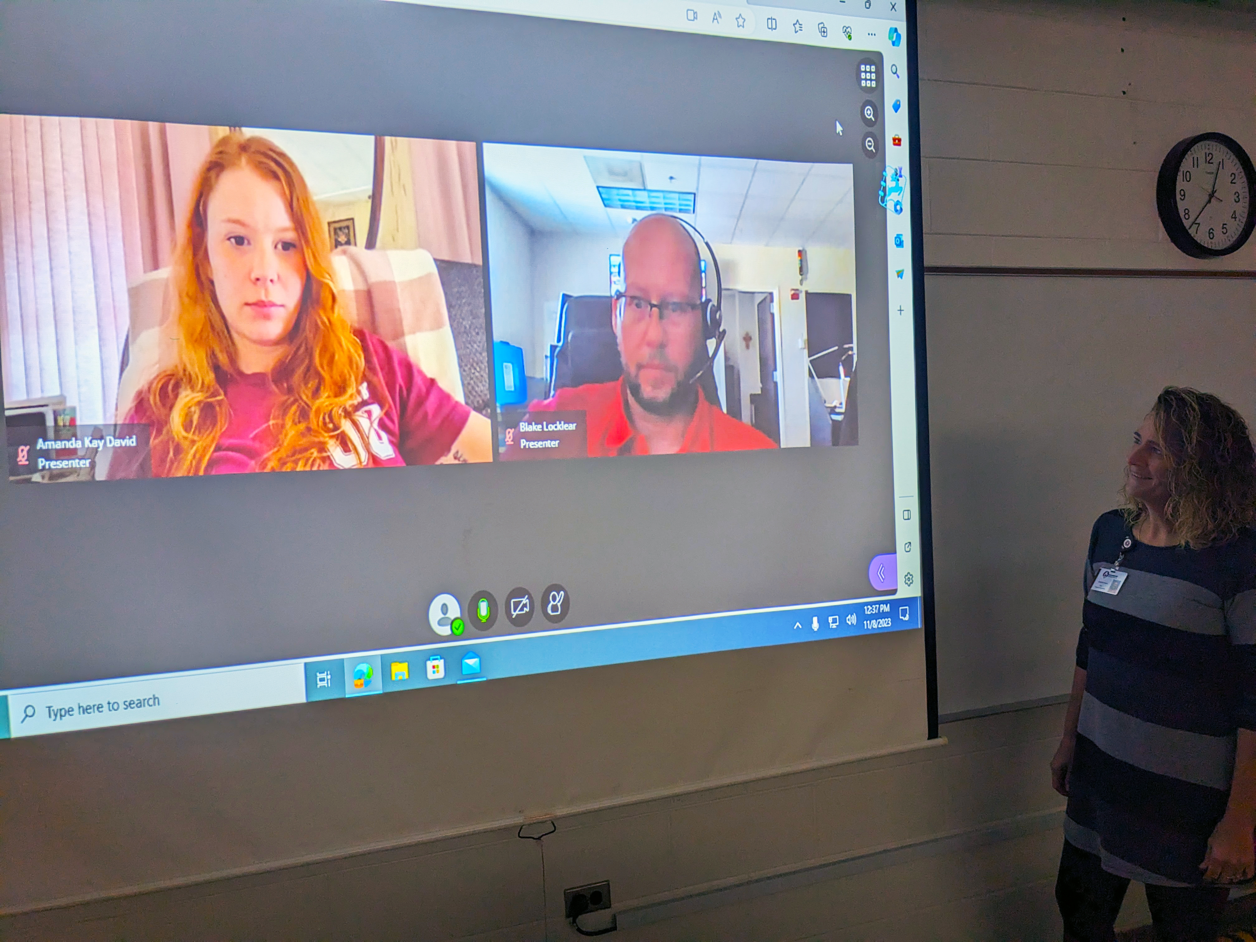 911 students in virtual classroom