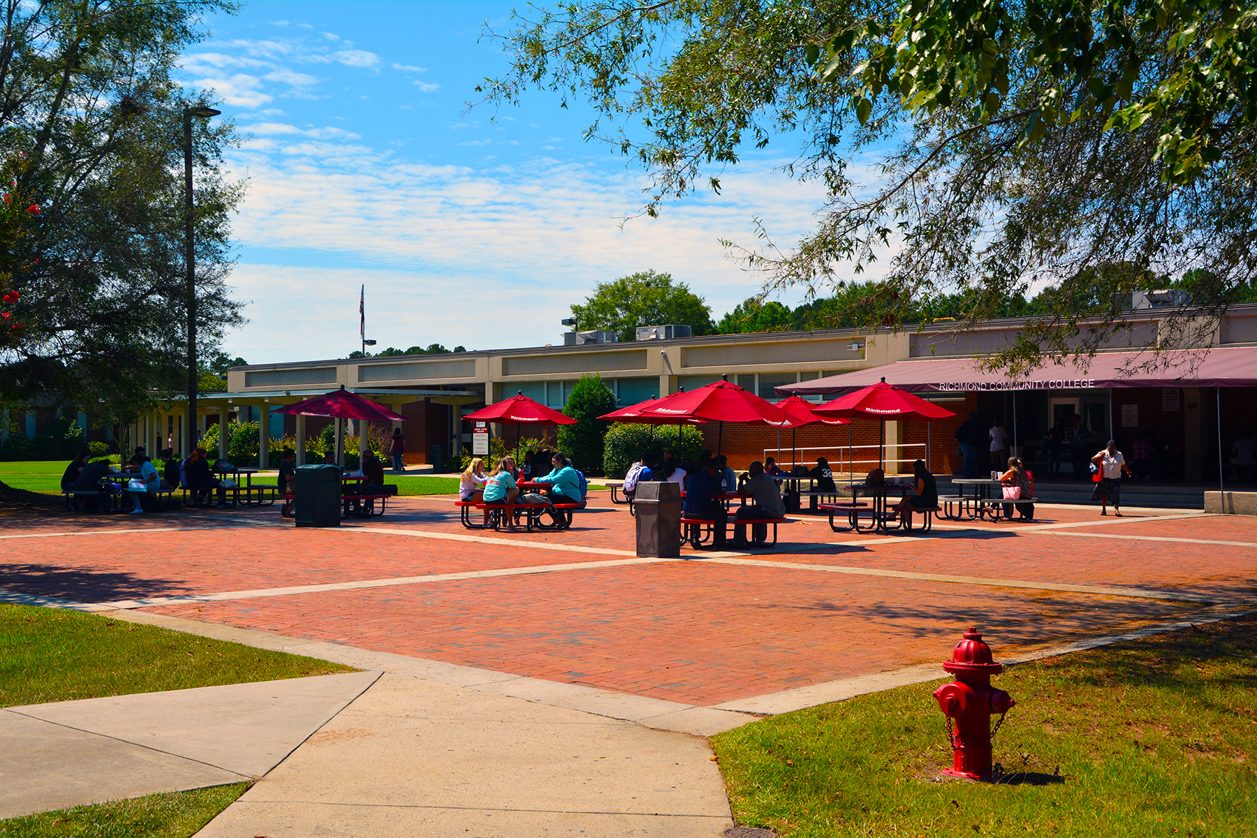 Students eating lunch on the patio