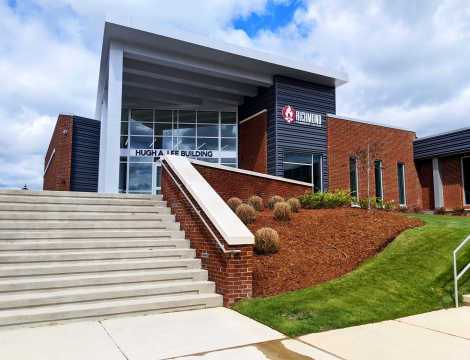 Photo of the lee building on the Hamlet Campus