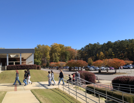 Students walking to the Lee Building