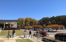 Students walking to the Lee Building